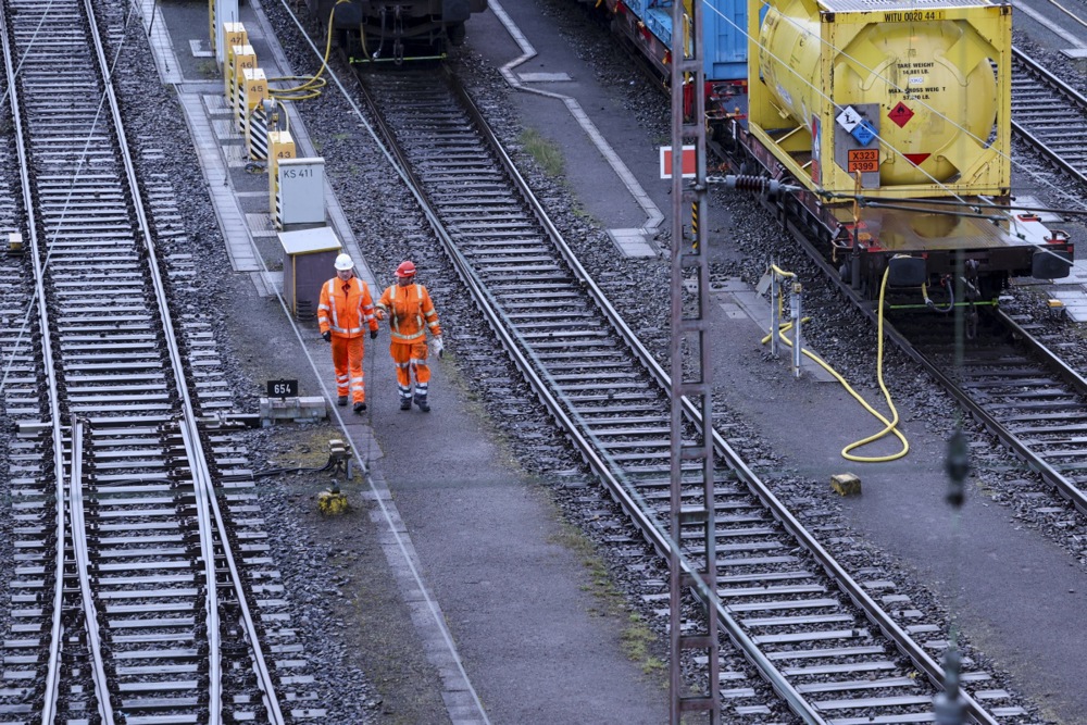 Germany's train drivers call for nationwide strike