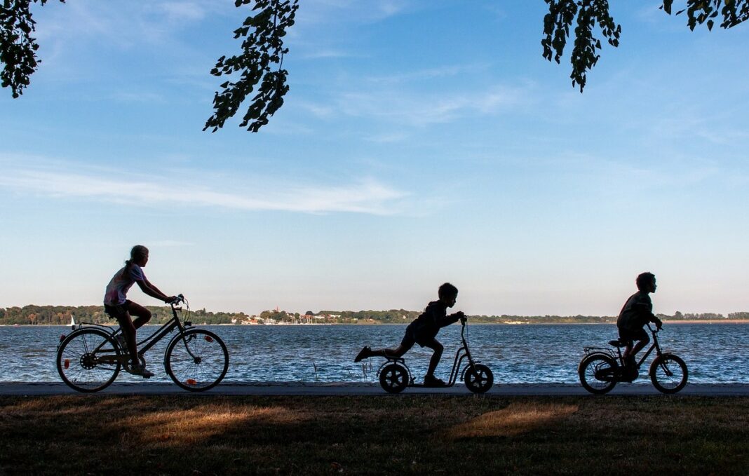 деца на велосипеди П