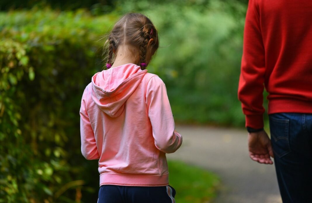 дете и татко позадина П