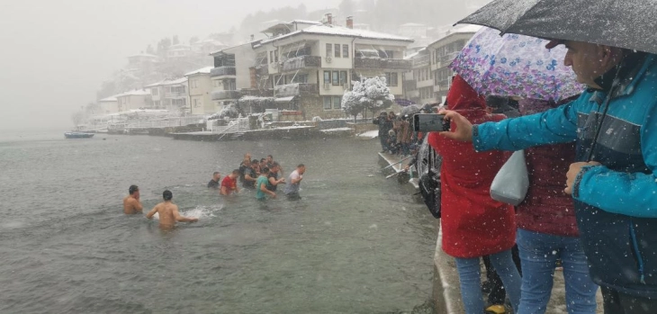 fakanje na krstot vo Ohrid
