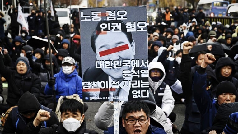 jun-suk-jeol-epa.jpg демонстранти