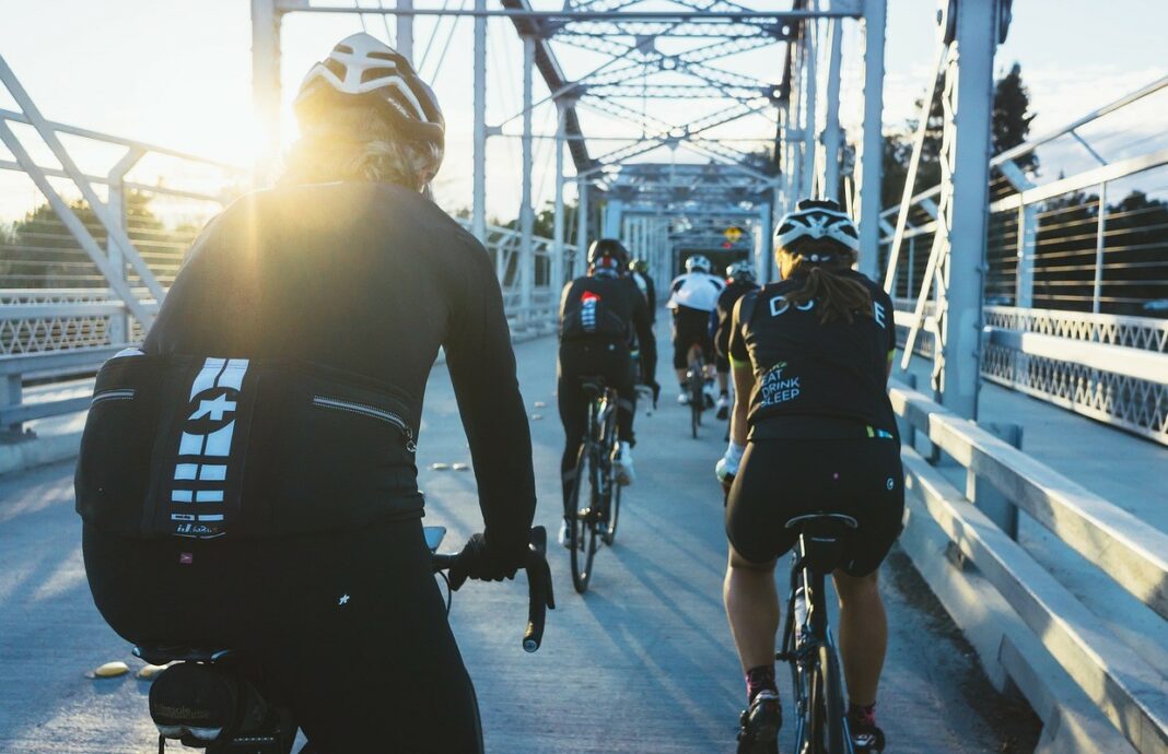 Велосипедисти пикса