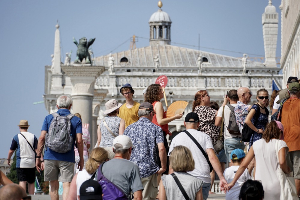 Venice introduces limit on tourist groups and bans loudspeakers