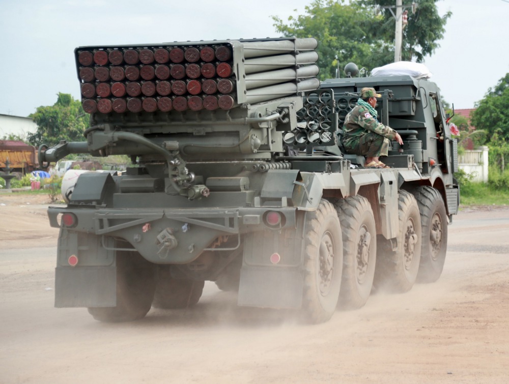 People flee Cambodia due to the armed border conflict with Thailand