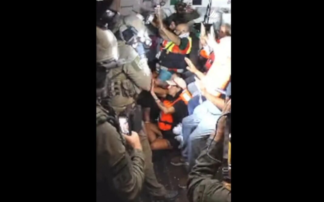 Израел брод активисти запленет