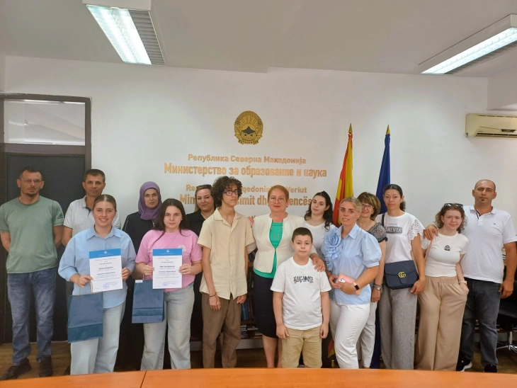 MON - nagradeni ucenici