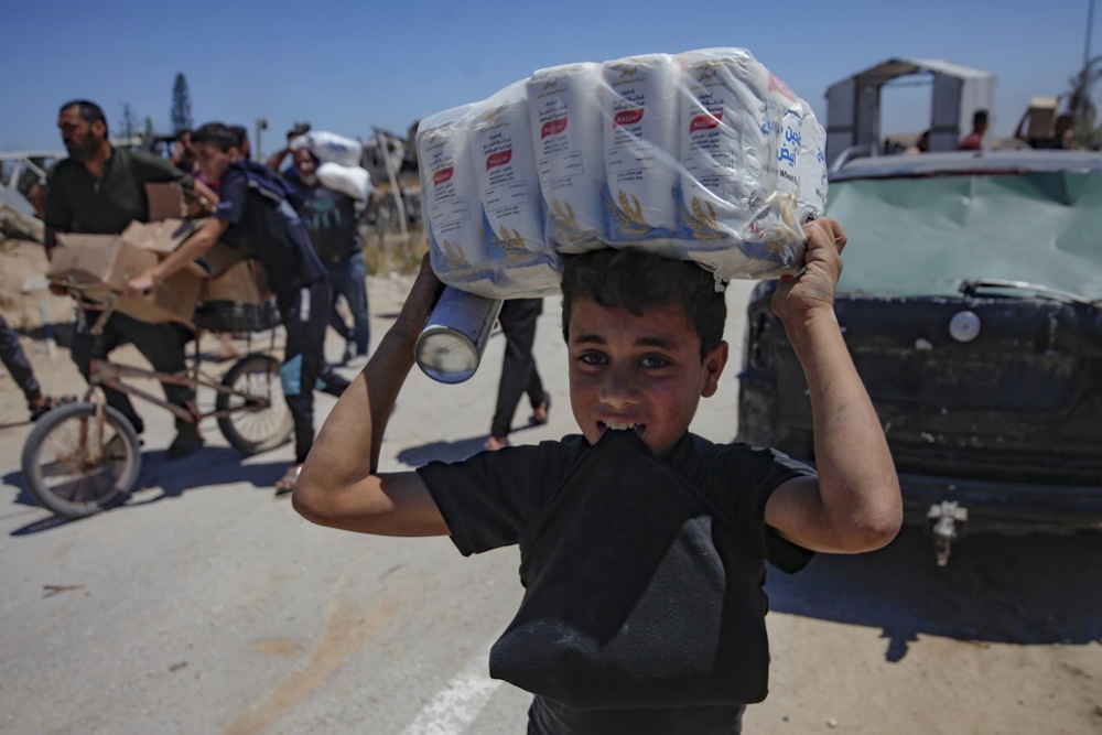 Palestinians receive aid from US-backed group at Gaza's Netzarim Corridor