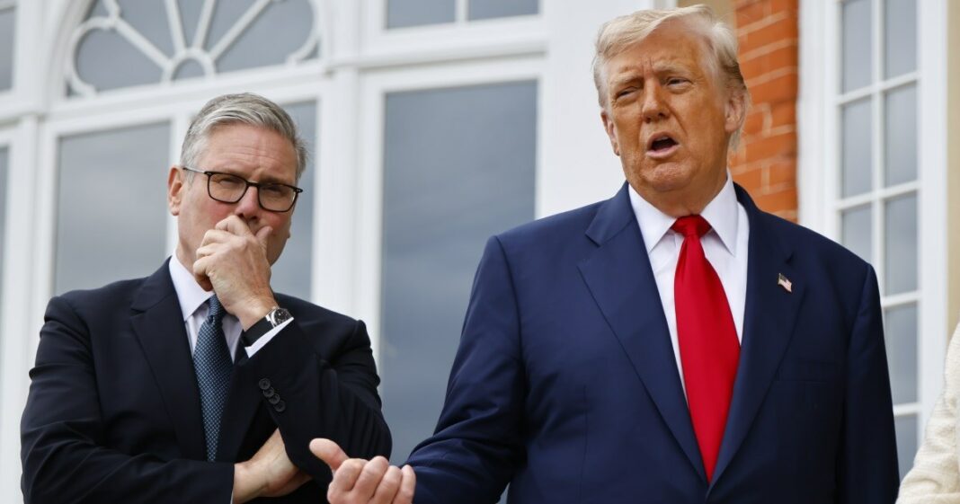 epa12268617 British Prime Minister Keir Starmer (L) and US President Donald J. Trump (R)