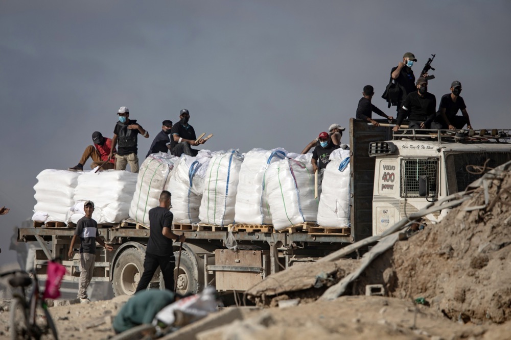 Palestinian clans secure entry of humanitarian organizations into Gaza City