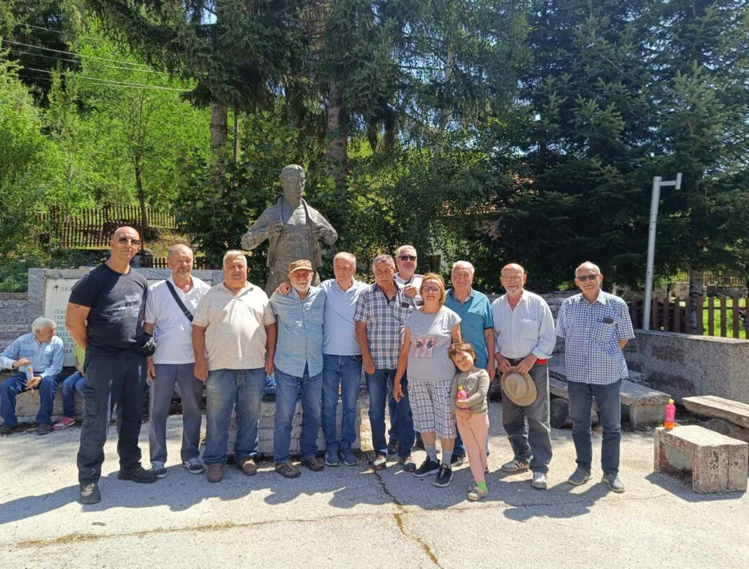 pred spomenikot leunovo