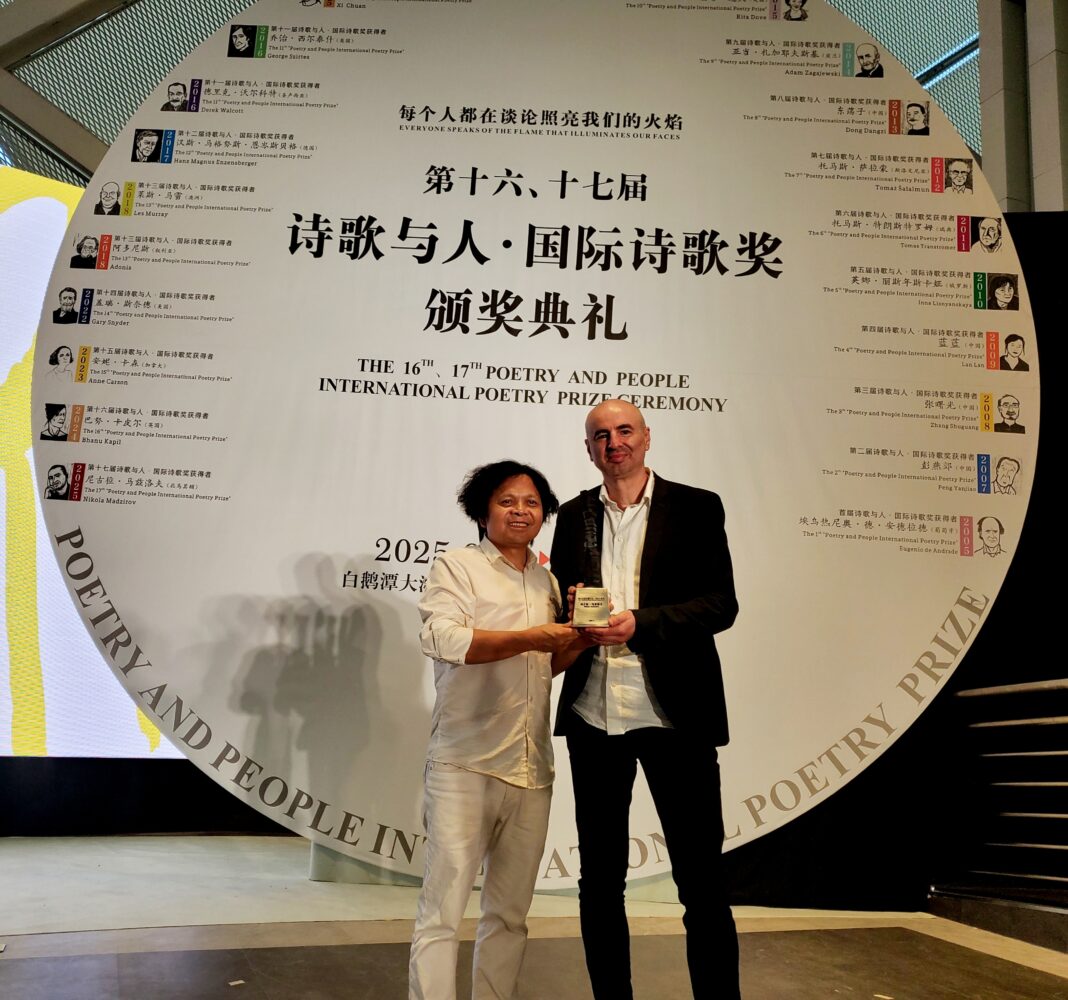 Доделување на наградата - со претседателот на жирито- поетот Хуан Лихаи