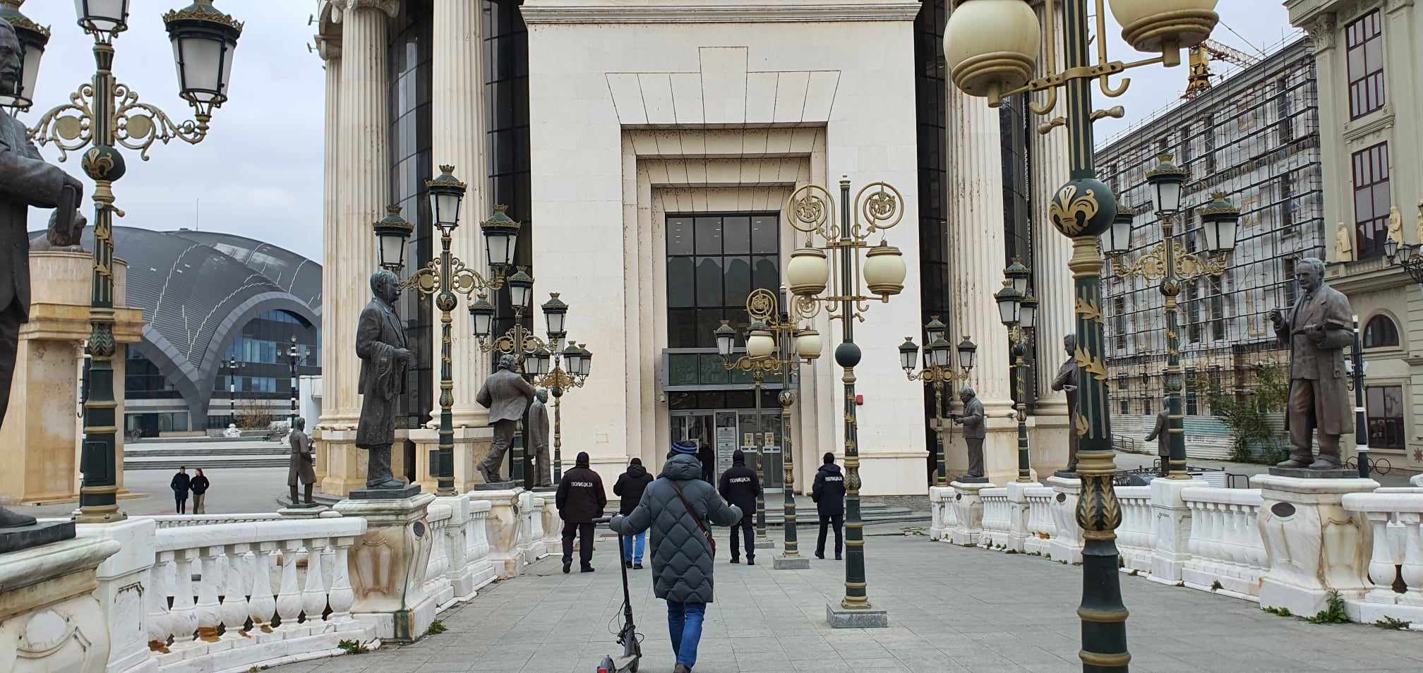 Поднесено обвинение за полицаецот, дел од обезбедувањето на премиерот кој ја нападнал сопругата