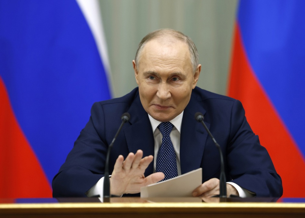 President Putin meets with outgoing Russian goverment in Moscow