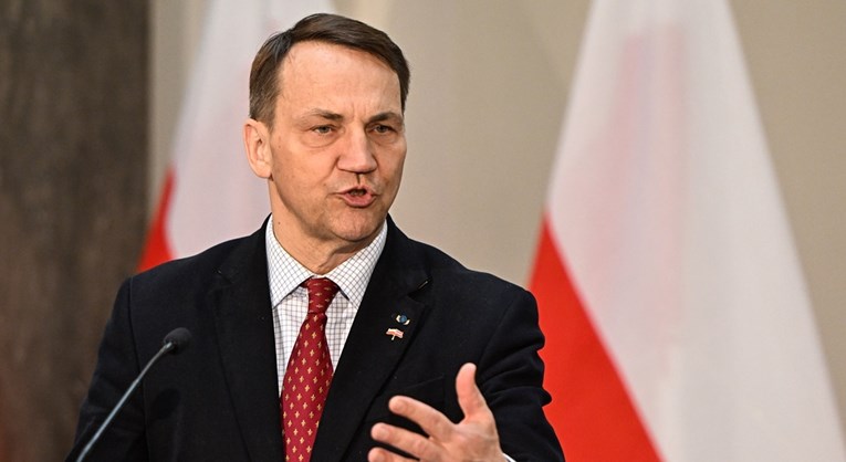 Сикорски-Poland's Foreign Minister Sikorski meets Latvian counterpart Karins in Riga