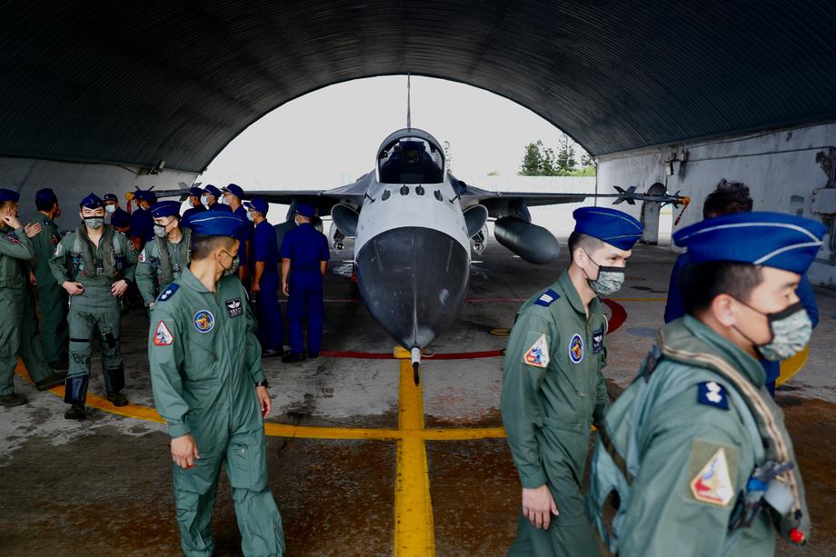 Taiwan's president visits soldiers in Penghu island