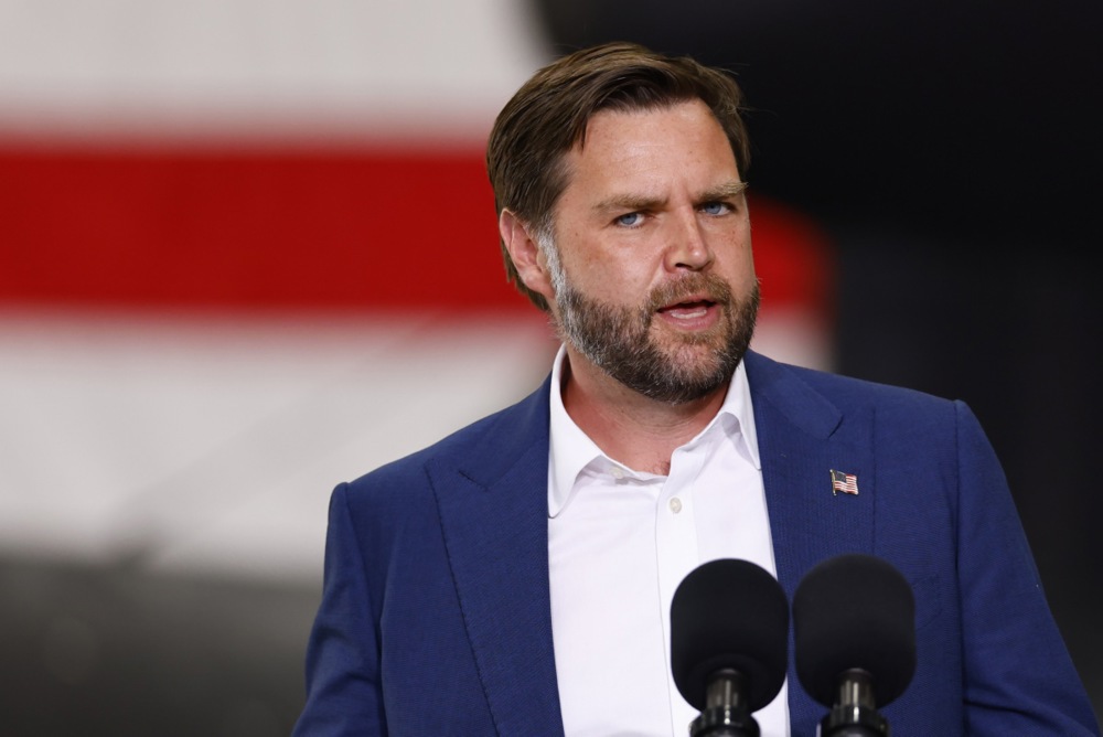 US Vice President visits US troops stationed in UK