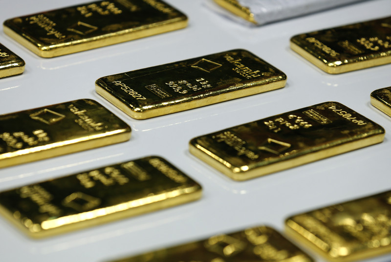 Thai customs arrest a South Korean man with 12kg gold bars