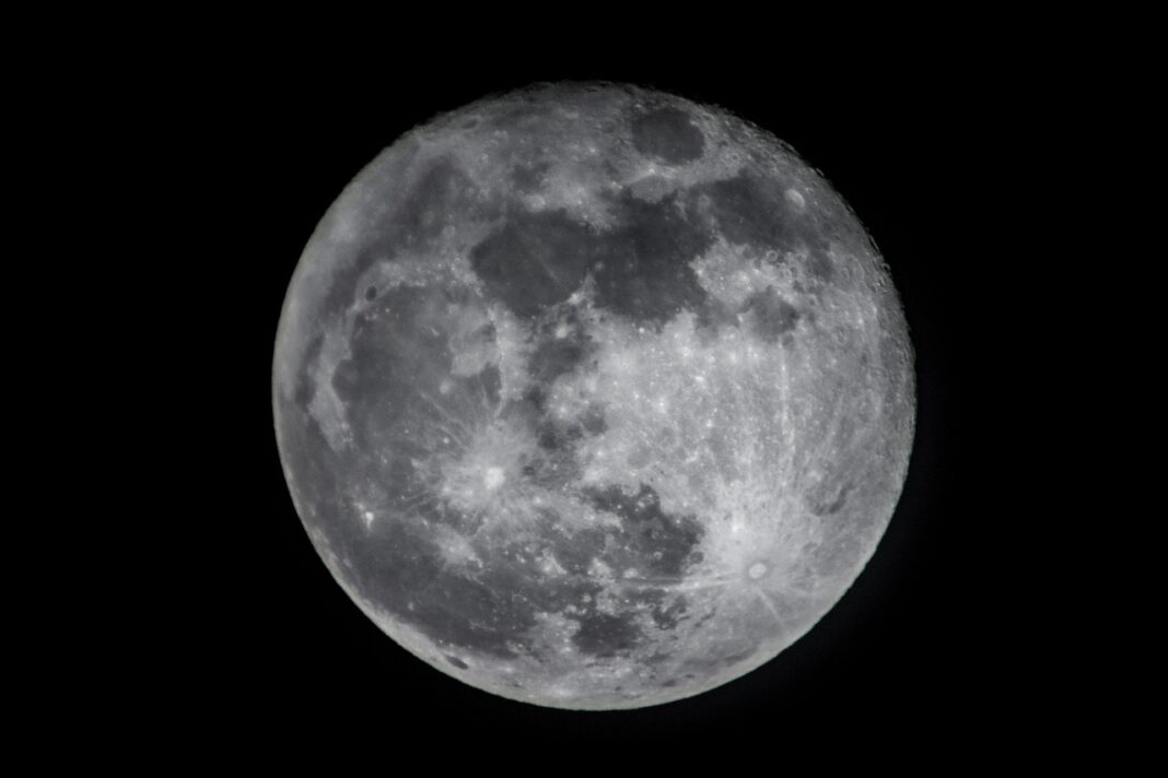 moon-8304407_1280