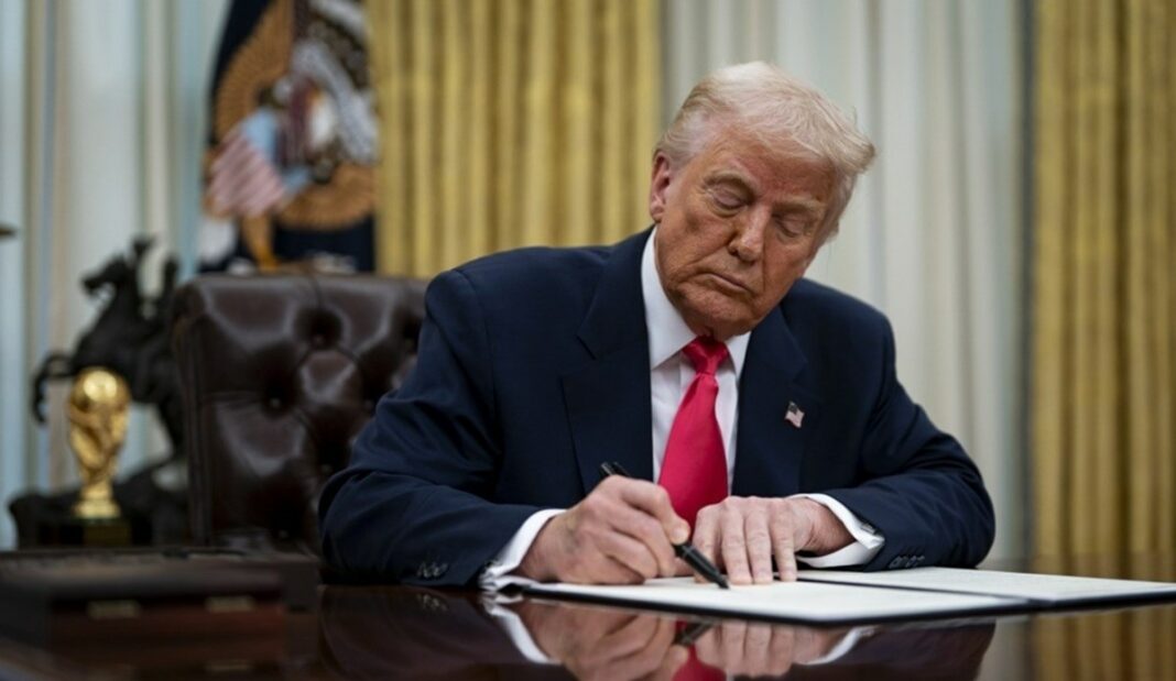 Трамп потпишува,