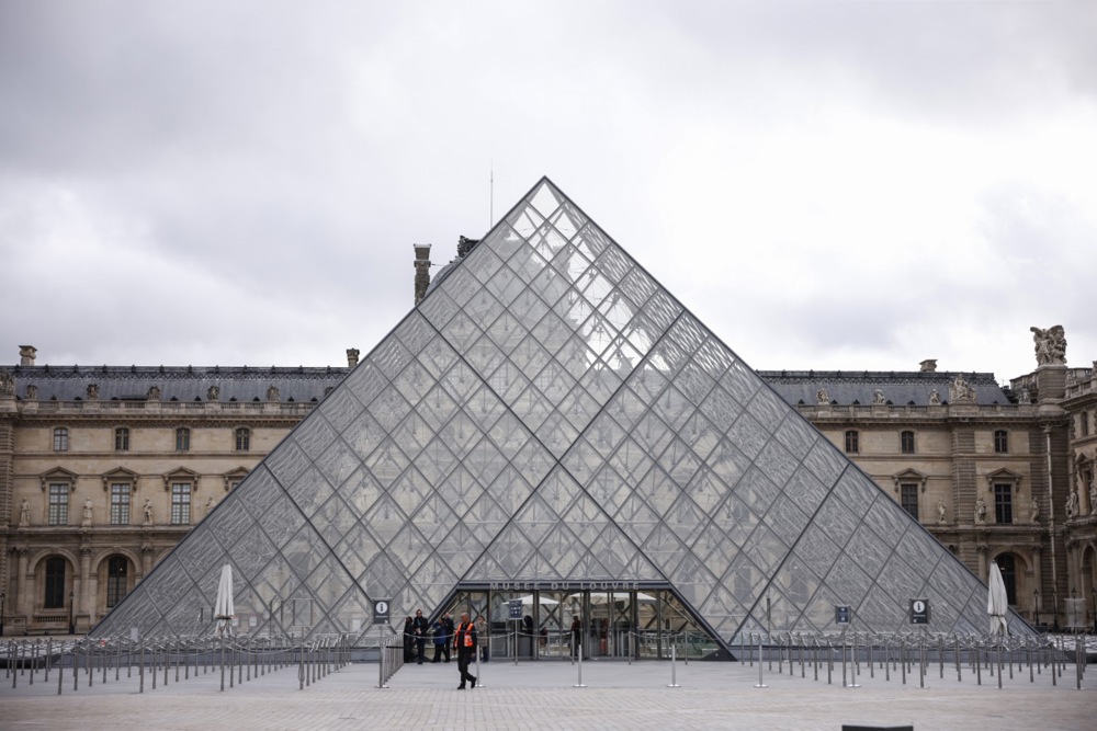 Louvre museum remains closed after robbery in Paris