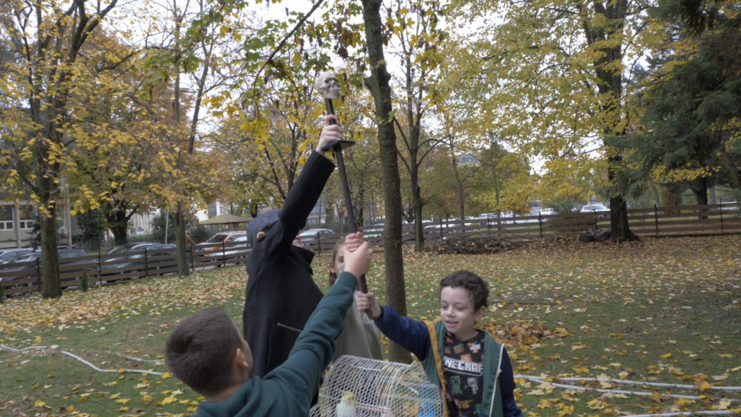 Kletvata na papagalot_Maksim_Koteski_still_1