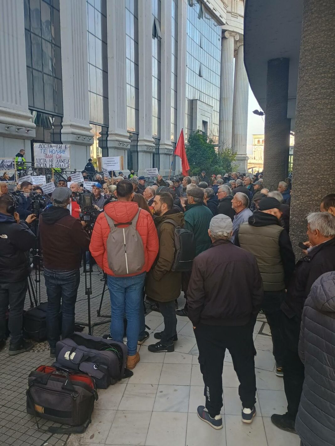 penzioneri protest ustaven sud linearno zgolemuvanje na penziite