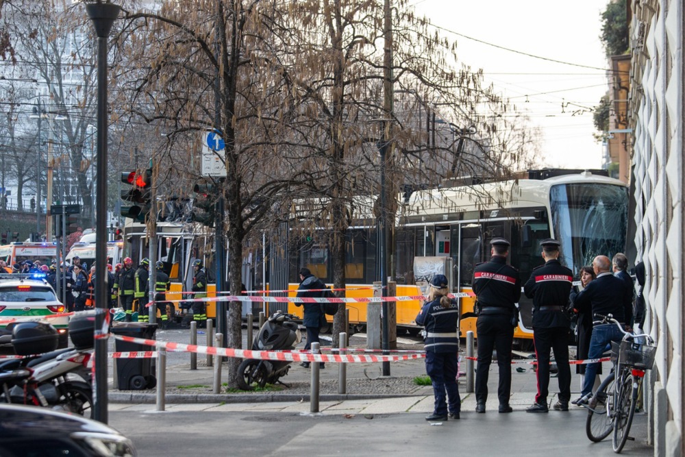 A least one dead and several injured after a tram derailed in Milan
