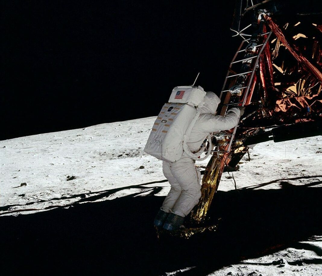 Moon-astronaut-11118_1280