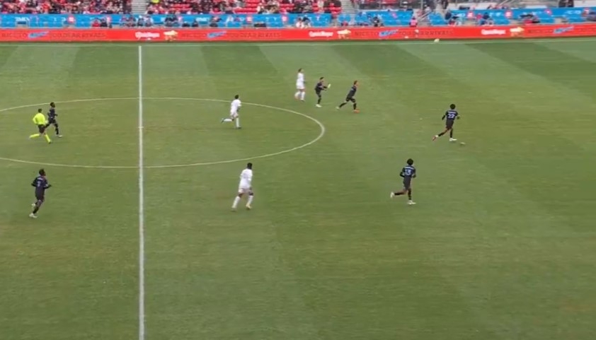 279632-komedija-vo-mls-fudbaler-si-dade-avtogol-od-polovina-teren-video@2x