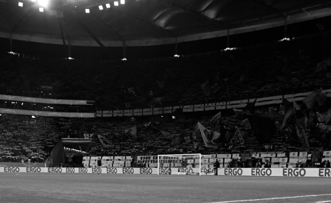 279849-tragedija-pochina-navivach-po-srcev-udar-srede-natprevar-vo-bundes-ligata-foto@2x