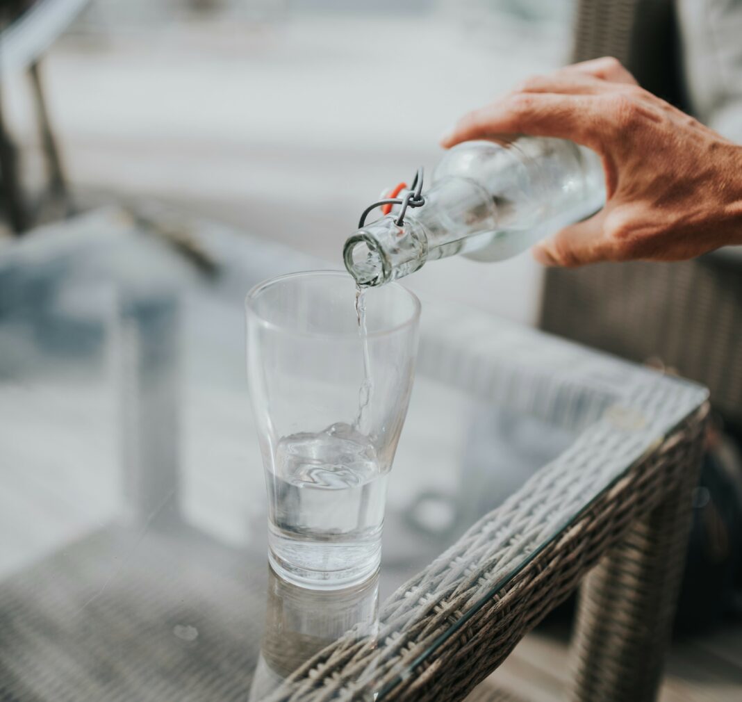 Вода-шише и чаша-sandra-seitamaa-X31q0tQhLunsplash