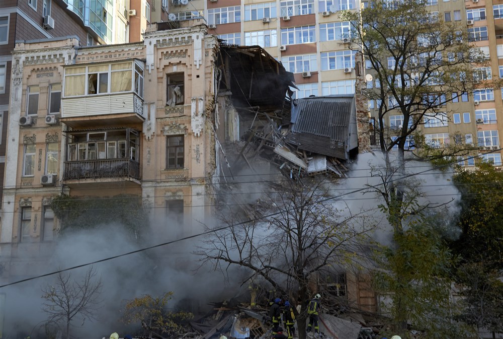 Several explosions hit the Ukrainian capital Kyiv