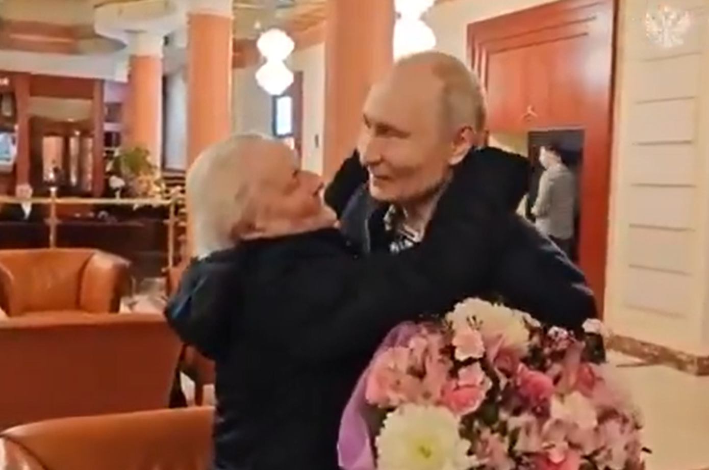 Путин снимен во Москва по гласините дека се крие во бункер (ВИДЕО)
