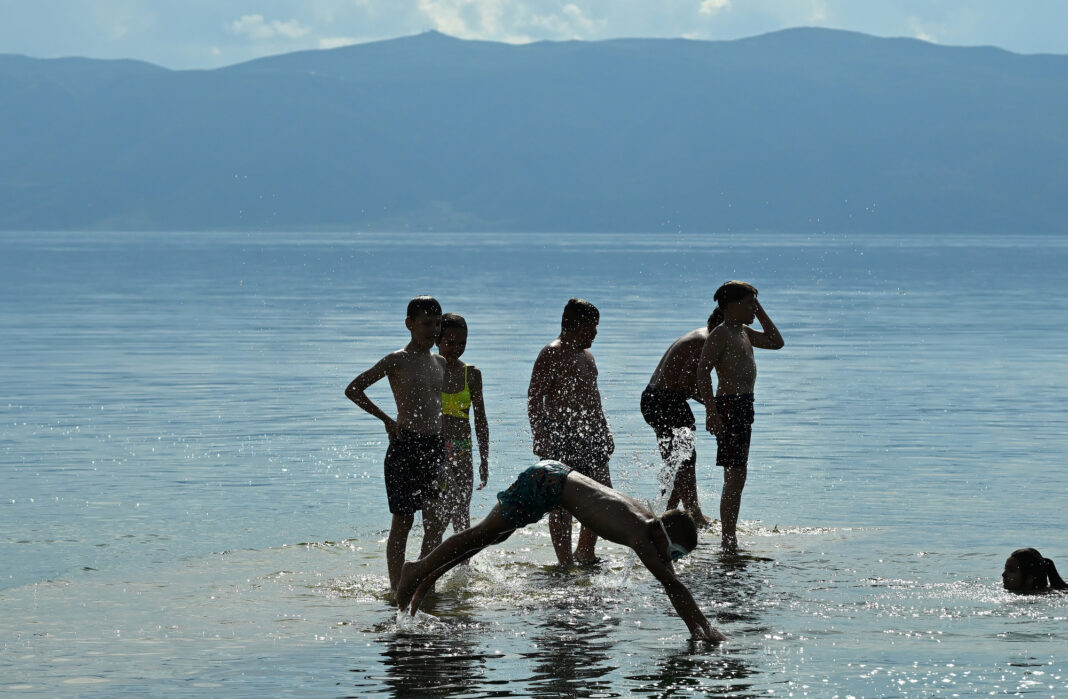 N MACEDONIA-OHRID LAKE-FEATURES