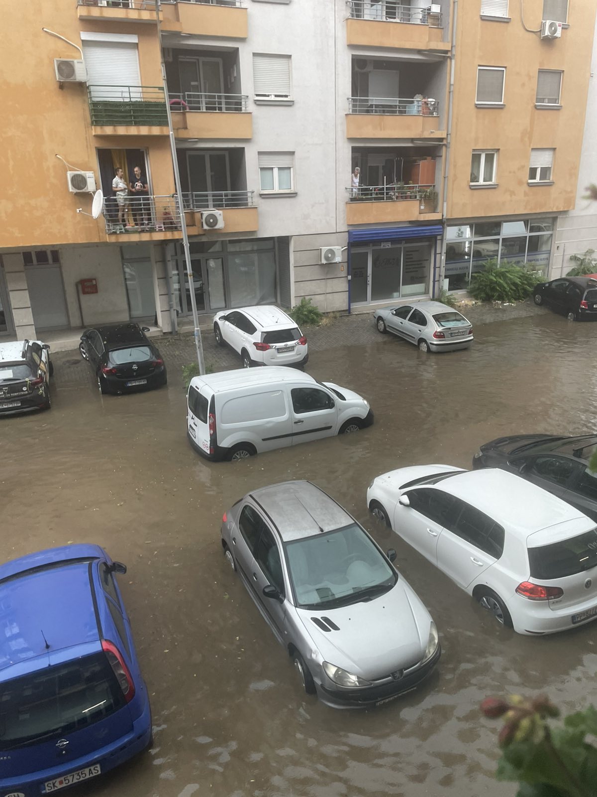 Невреме го поплави Скопје: подвозници под вода, улици се претворија во реки, возила останаа заглавени (ФОТО+ВИДЕО)