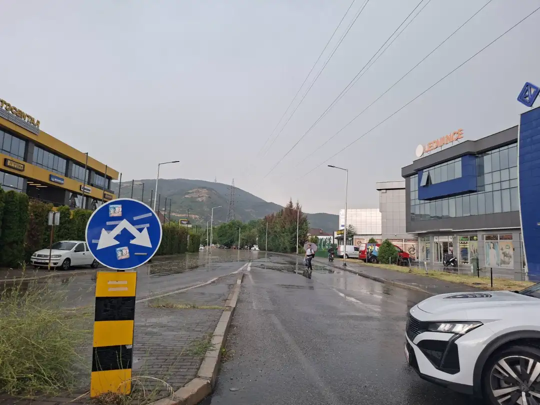Поплави и заглавени возила по невремето во Скопје, најпогодени се Кисела Вода, Чаир, Бутел и Гази Баба