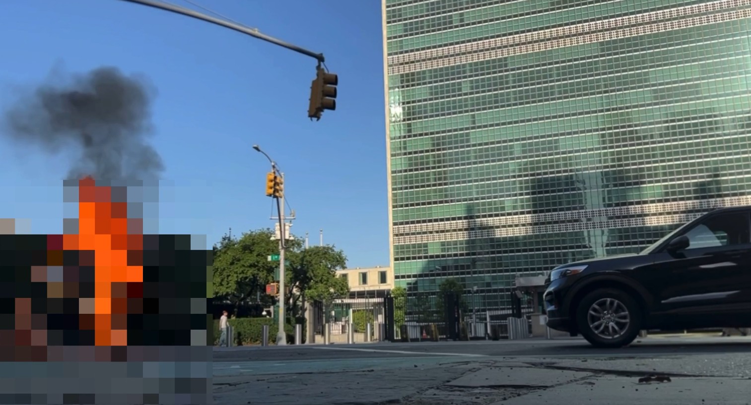 Маж се самозапали пред седиштето на ОН во Њујорк (ВИДЕО)