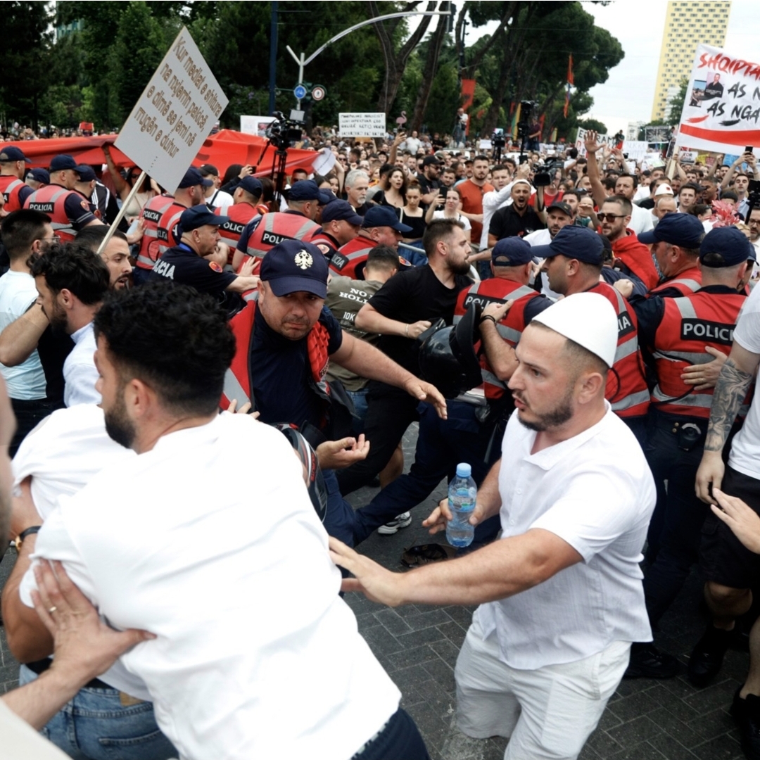 Судири меѓу полицијата и демонстрантите во Тирана